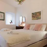 Ponte Vecchio Charming Apartment